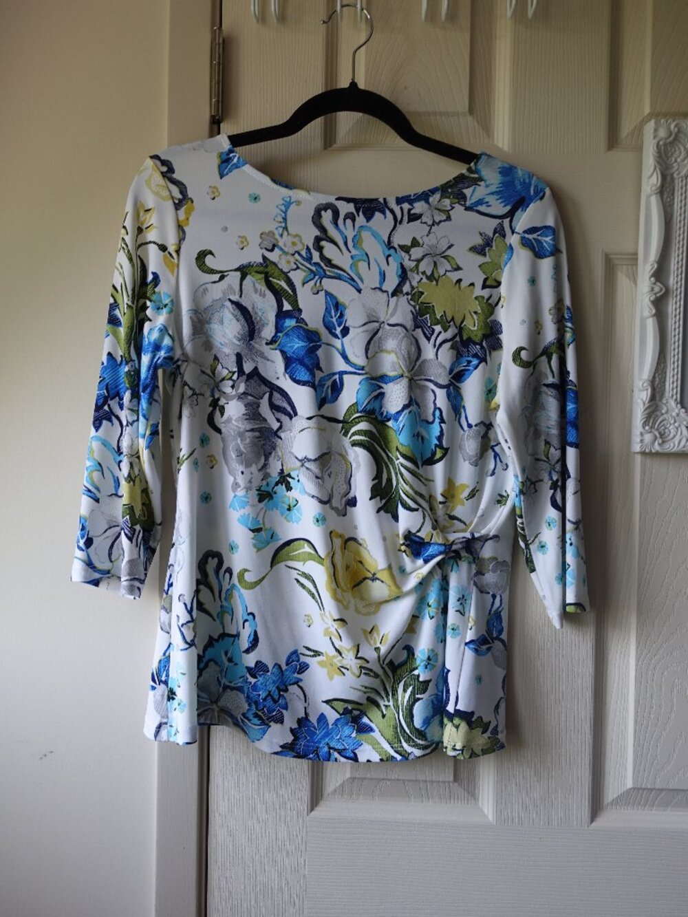 LAURA Floral Twist-Front Long Sleeve Top in White and Blue